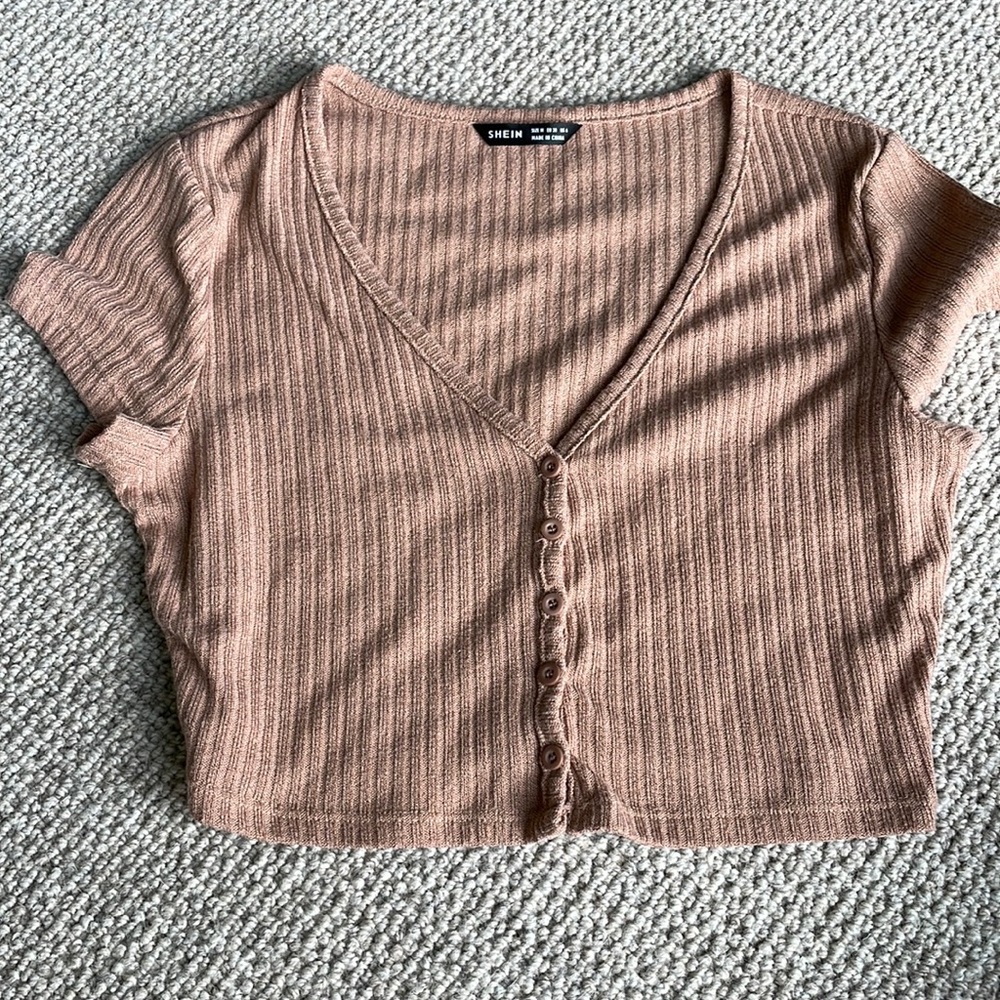 beige cropped t shirt